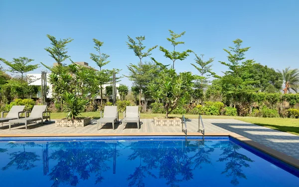Piscina al aire libre rodeada de árboles