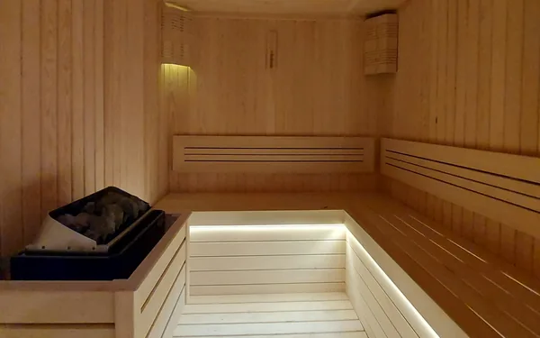 Sauna de madera con banco